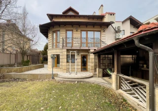 Casă în 3 nivele! Riscani, str. S. Rădăuțanu, 420m2 + 6 ari! Euroreparație! Zona Privata!!!1